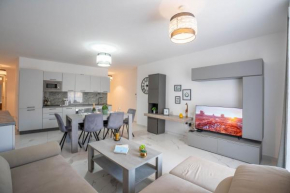 Sliema A20 - 5 mins walk to Valletta Ferry - Shopping Mall and Bay